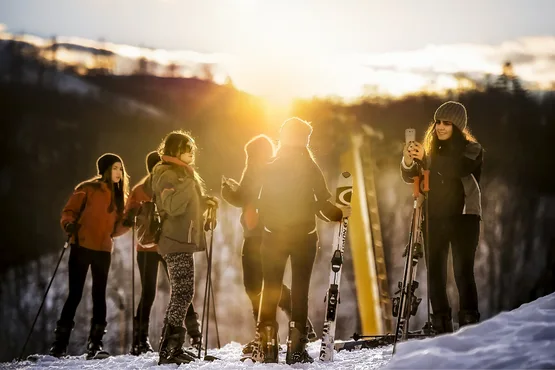 famille acheminee par VTC prenant photo dans station de ski